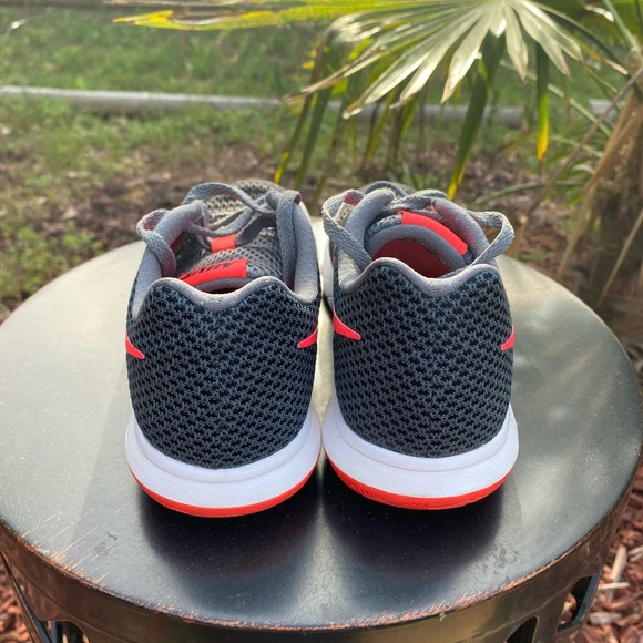 Women Nikes sz 6 - Picture 3 of 6